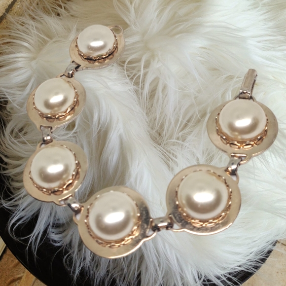 🎄10/$20. Gold Tone Handmade Bracelet With Faux Pearls - Picture 3 of 6
